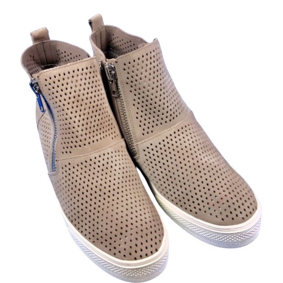 Steve Madden tan ankle booties/wedges in size 8M. Good used condition - Picture 2 of 5